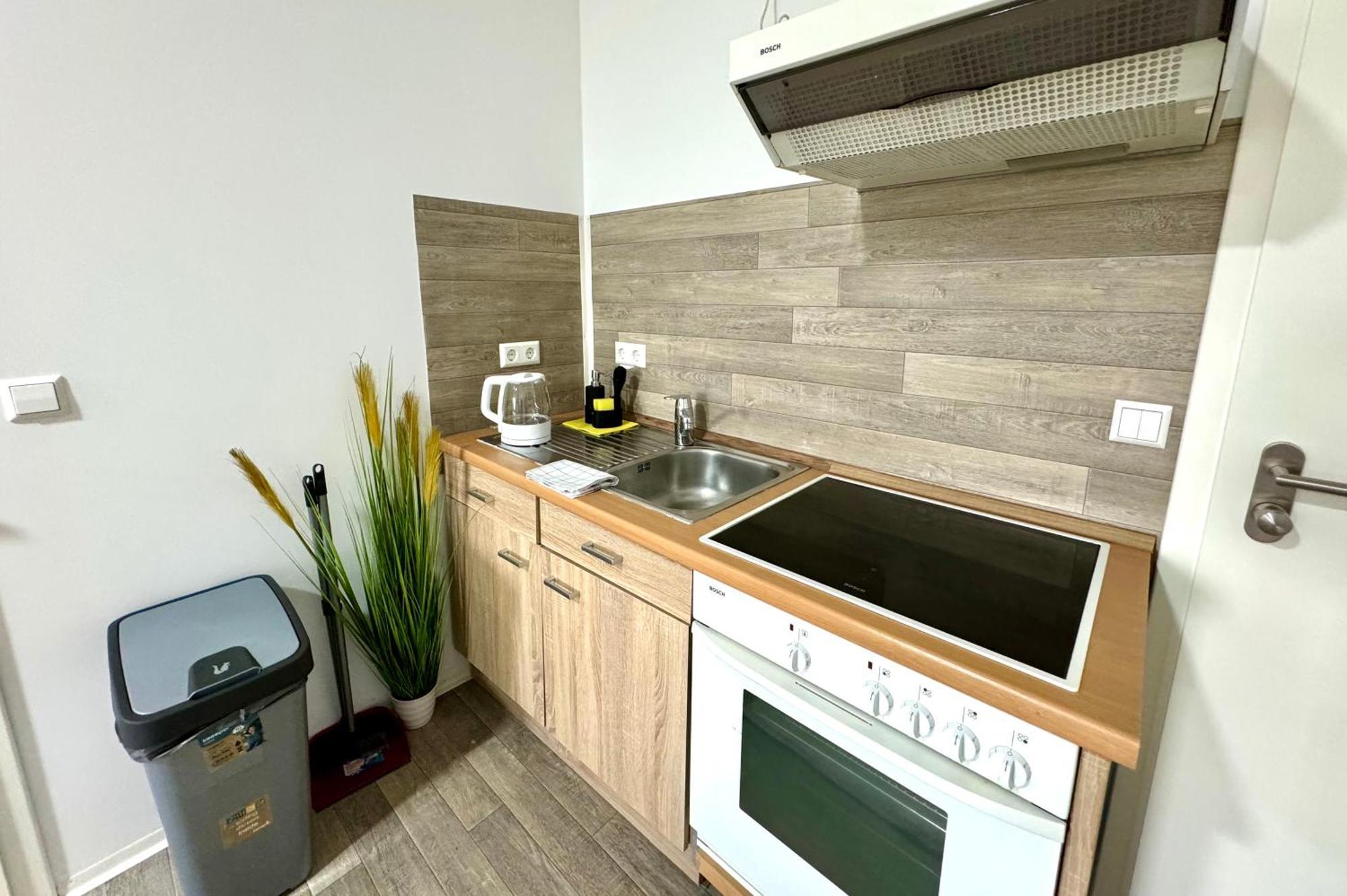 Studio-apartments Am Hildesheimer Hauptbahnhof Mit Kueche, Bad, Elektrischen Tuercodes, Wlan, Tv, Parken Apartment